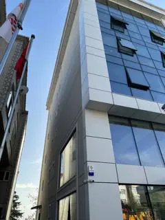 REMAX'DAN HEMEN KULLANIMA HAZIR MERKEZI KONUMDA KIRALIK OFIS