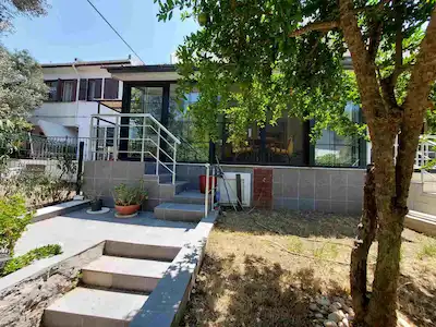 AYVALIK SAHILKENT VILLALAR BÖLGESINDE KALORİFER ALTYAPILI SATILIK DUBLEKS 2+1 VILLA