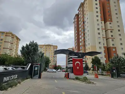 PARK ÇİFTLİK KONUTLARINDA SATILIK 3+1 BAKIMLI DAİRE