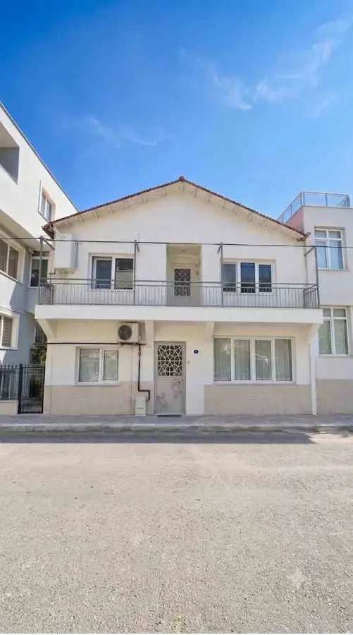 URLA YAKA MAHALLESİ’NDE MERKEZİ KONUMDA YAPILI 2+1 DAİRE