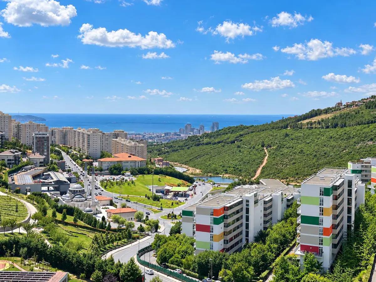 ÖZLEM KILIÇ REMAX- FUAYE TURKUAZ İÇI BAKIMLI , EBV. BANYOLU 2+1