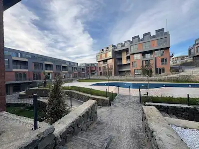 KABAOĞLU’NDA KOCAELİ ÜNİVERSİTESİ’NE YAKIN, SIFIR EŞYALI 1.5+1 | GÜNEY CEPHE, BALKON, YERDEN ISITMA