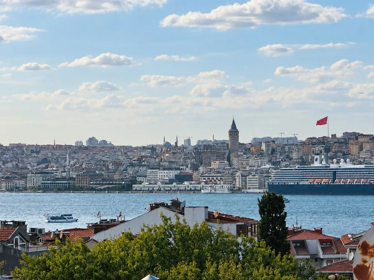 ÜSKÜDAR'DA SATILIK 5 KATLI DENİZ MANZARALI KOMPLE MÜSTAKİL BİNA
