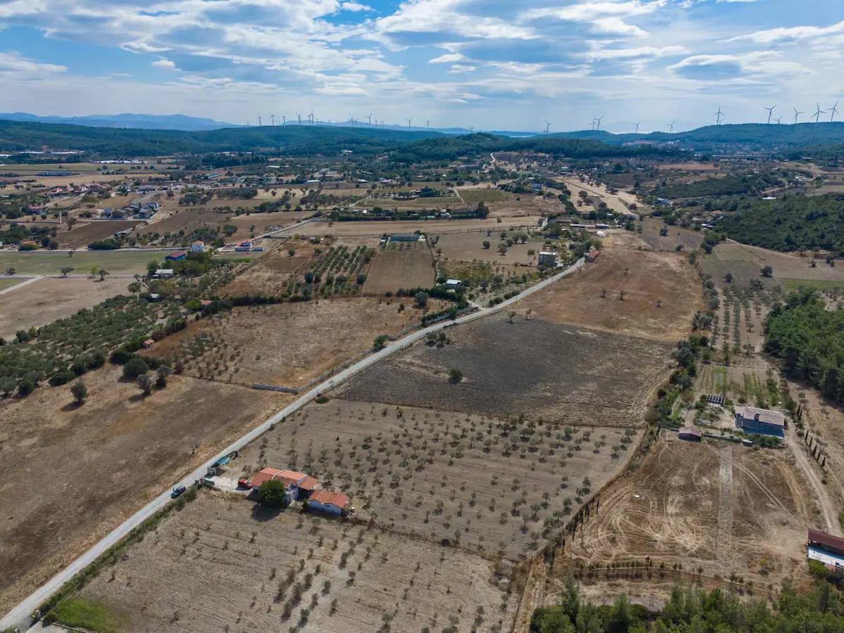 URLA KUŞÇULAR'DA 7.836M² İÇİNDE KAYITLI EV BULUNAN SATILIK ARAZİ