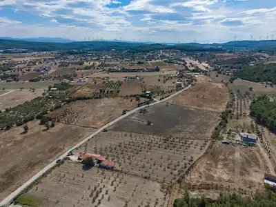 URLA KUŞÇULAR'DA 7.836M² İÇİNDE KAYITLI EV BULUNAN SATILIK ARAZİ