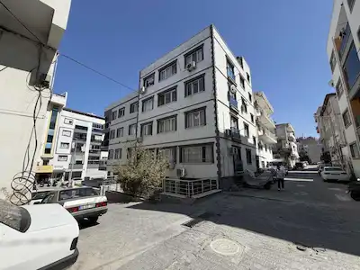 İKİÇEŞMELİK MAHALLESİNDE DURU APT. 1+1 EN ÜST KAT DAİRE