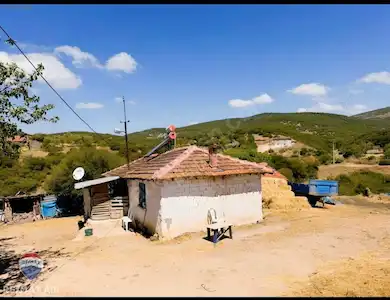DELIKLITAŞ'DA IÇERISINDE EV BULUNAN 750 M2 ARSA