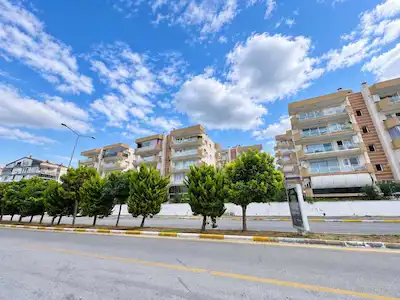 KUŞADASI’NDA SİTE İÇİNDE 3+1, 110 M² BRÜT, ÇİFT CEPHELİ, BALKONLU KİRALIK DAİRE