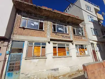REMAX LAVANDA MERKEZİ KONUMDA 4 KAT İMARLI ARSA