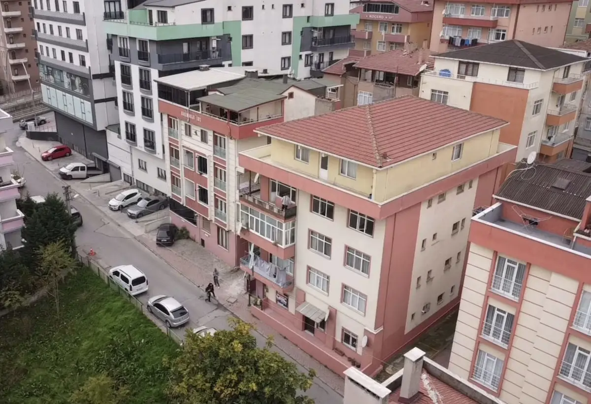 ÇAYIROVA MAHALLESİN'DE FATİH CADDESİNİN HEMEN YALI BAŞINDA SATILIK 2+1 DAİRE