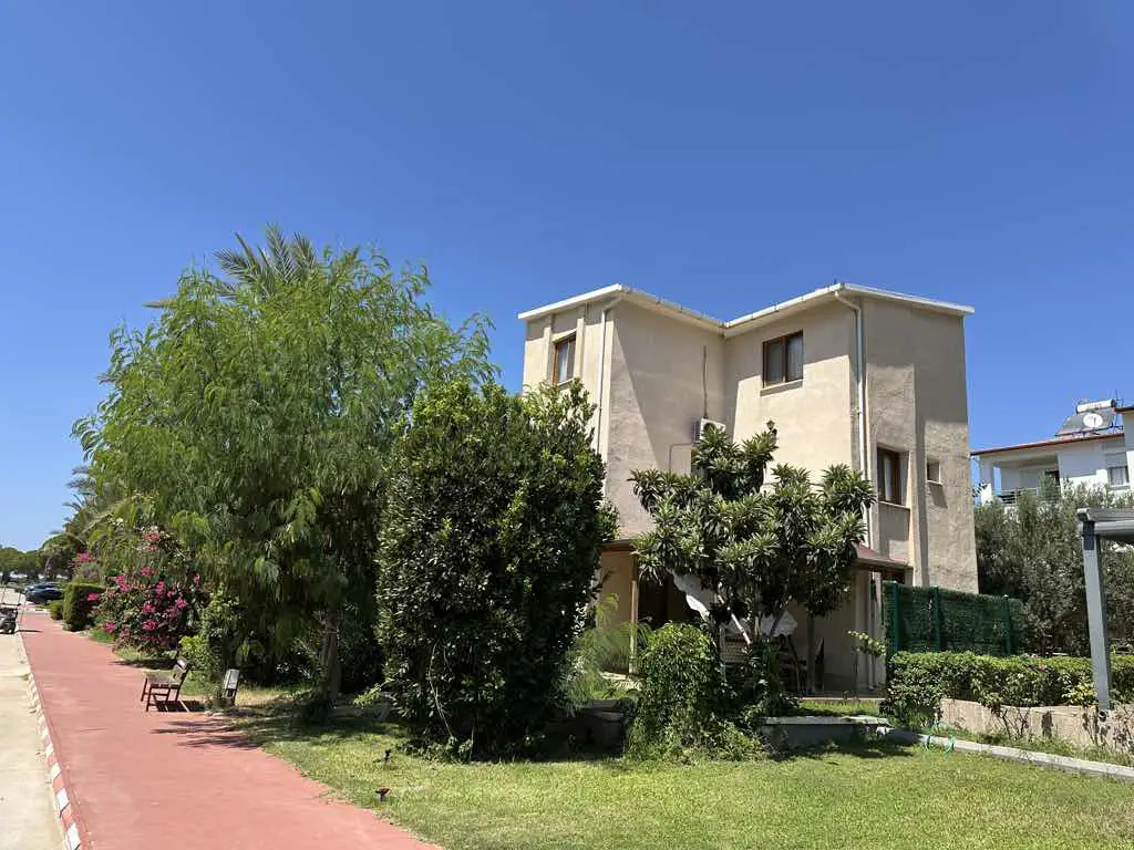 PARLAMENTERLER SİTESİ ANA CADDE ÜZERİNDE SATILIK VİLLA