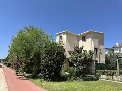 PARLAMENTERLER SİTESİ ANA CADDE ÜZERİNDE SATILIK VİLLA