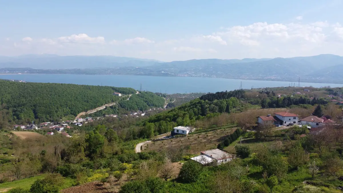 YUKARIDERE KÖY'DE SATILIK MEYVE BAHÇESİ FIRSATI(GÖL MANZARALI) - BAHADIR EKER'DEN