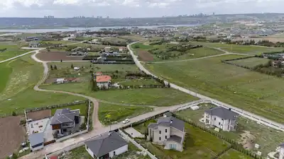 BAHÇELİEVLER’DE GÖL MANZARALI VE KÖŞE KONUMLU 3739 M² ARSA