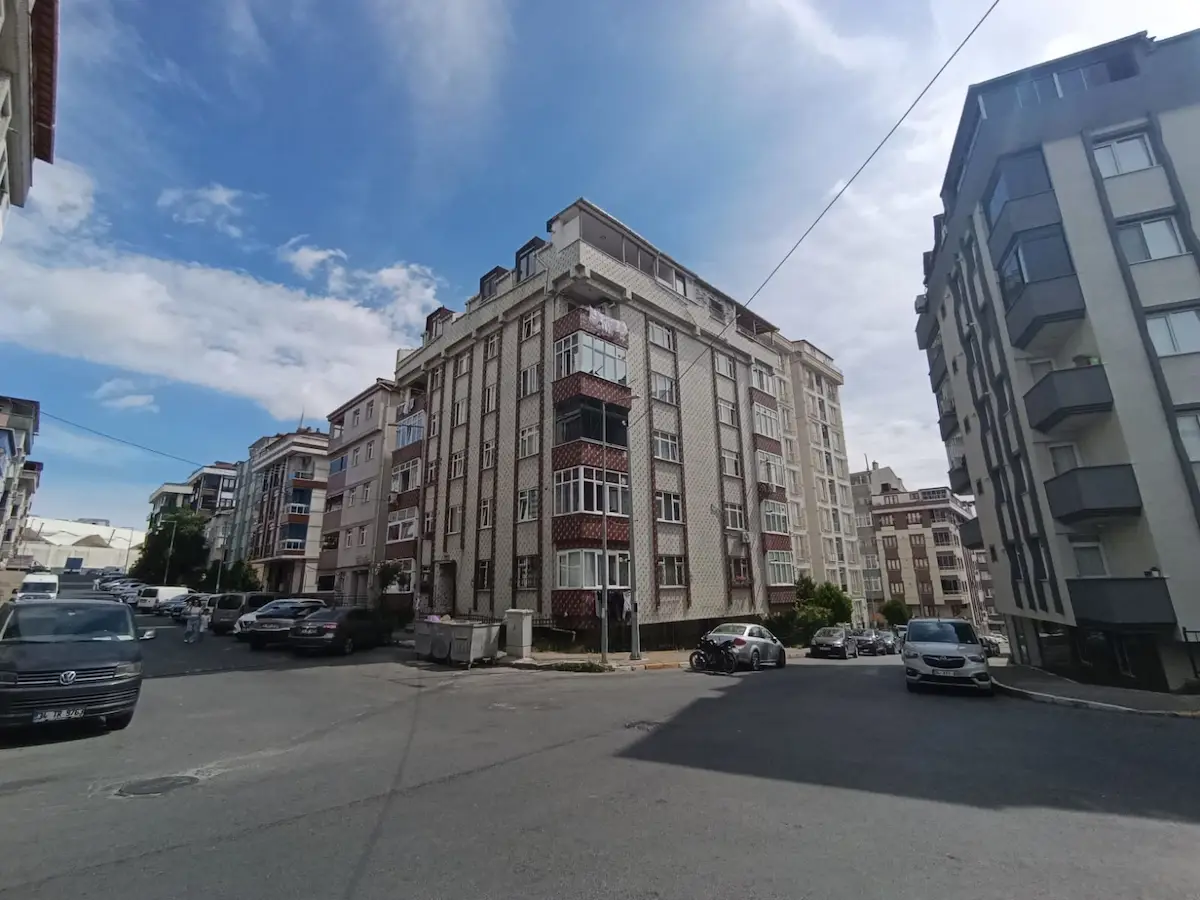 VIALAND'E KOMŞU, METROYA YAKIN , GENIŞ 2+1 DAIRE