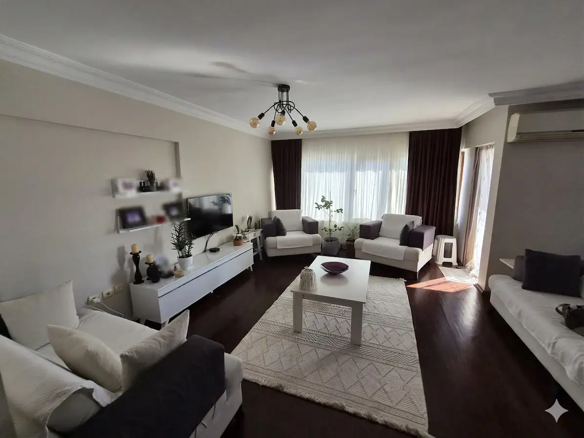 YAKACIK MIMARLAR SITESI’NDE ARA KAT YENILENMIŞ AYDINLIK VE FERAH 3+1 