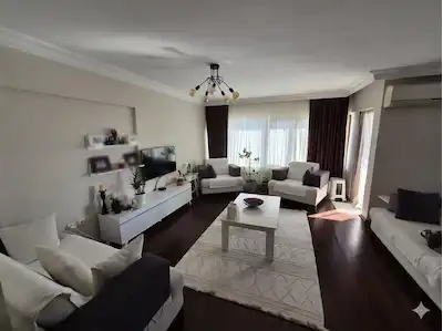 YAKACIK MIMARLAR SITESI’NDE ARA KAT YENILENMIŞ AYDINLIK VE FERAH 3+1 