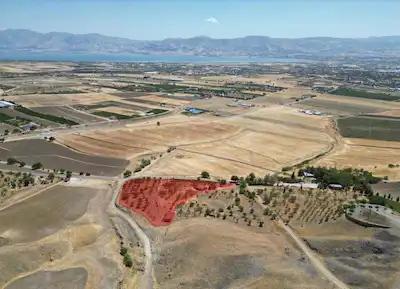REMAX DOĞU'DAN YURTBAŞI/HOĞU'DA GÖL MANZARALI SATILIK TARLA