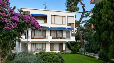 BÜYÜKADA NİZAM MAHALLESİ'NDE SİTE İÇİNDE BAHÇELİ 2+1 GENİŞ BAHÇE KATI DAİRE