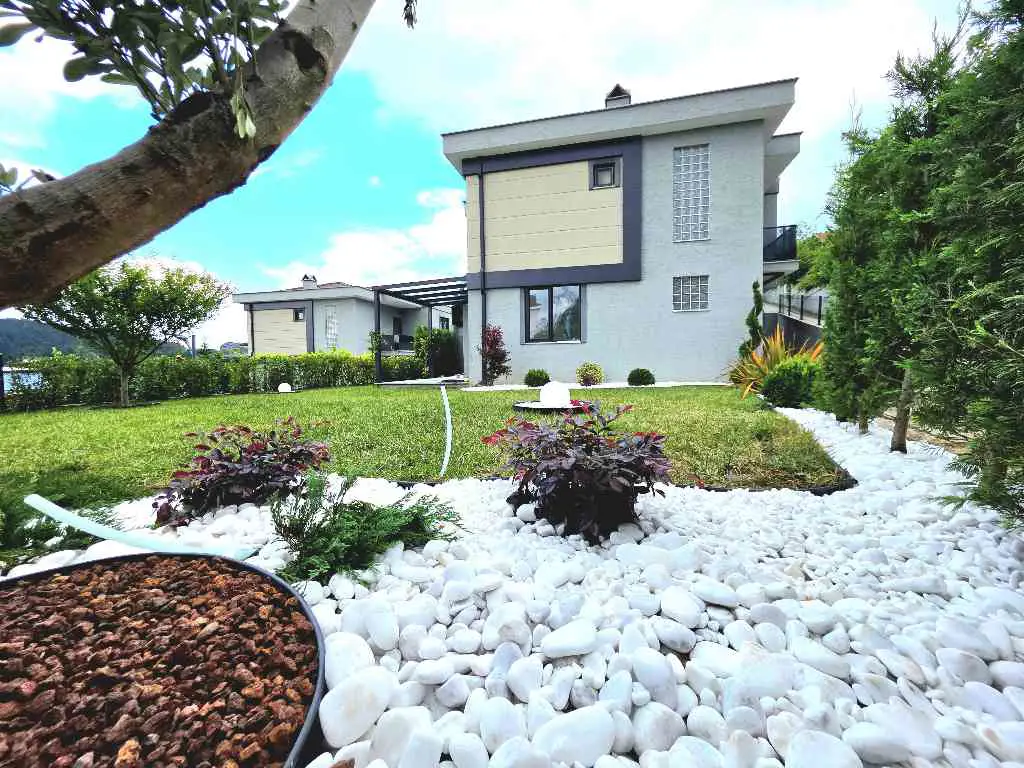 SAPANCA'DA GÖL MANZARALI LÜKS SİTE İÇİNDE TAM MÜSTAKİL VİLLA
436 M² ARSA PAYI | 162 M² KAPALI ALAN