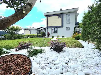 SAPANCA'DA GÖL MANZARALI LÜKS SİTE İÇİNDE TAM MÜSTAKİL VİLLA
436 M² ARSA PAYI | 162 M² KAPALI ALAN