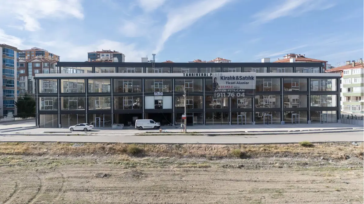 BEYPAZARI MÜKEMMEL LOKASYON'DA  TERASLI KİRALIK DÜKKAN