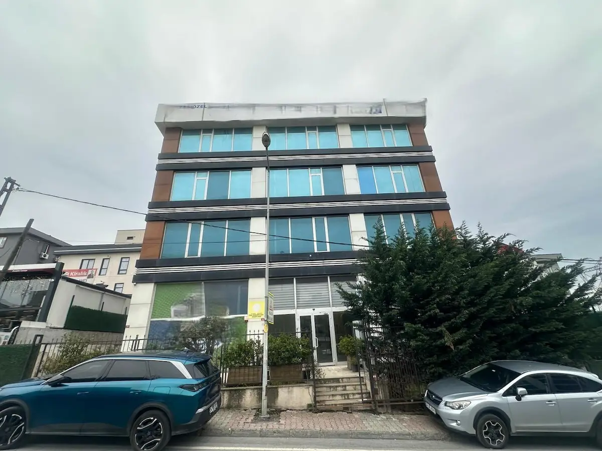 ŞERİFALİ'DE TİCARİ ALANDA PRESTİJLİ SATILIK PLAZA