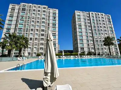 ÜMRANİYE NECİP FAZIL ALYA ELİT SİTESİNDE METRO VE METROGARDEN'A YAKIN HAVUZ MANZARALI SATILIK 3+1