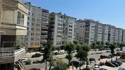 ŞEHRIN GÖBEĞINDE ACIL SATILIK 3+1 BULVARA CEBE ULAŞIM KOLAYLIĞI
