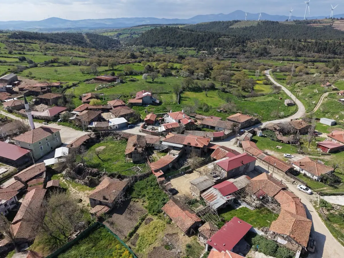 ÇANAKKALE BAYRAMİÇ KÖYLÜ KÖYÜ SATILIK FIRSAT BAHÇELİ TAŞ EV