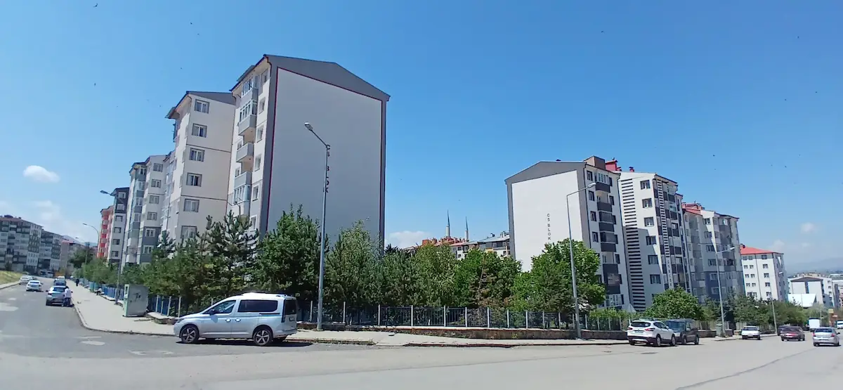 REMAX İLKE'DEN HİLALKENT PARLAK EVLERDE 3+1 ARAKAT SATILIK DAİRE
