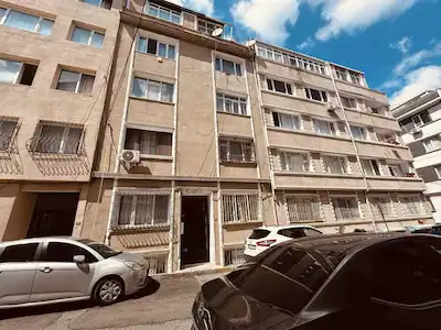 KURTULUŞ’A KOMŞU ERMEYDANI CADDESİNDE EŞYALI 2+1 SATILIK DAİRE