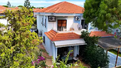ALAÇATI ÇAMLIKYOL PARALELİNDE 2+1 MÜSTAKİL BAHÇELİ SATILIK VİLLA