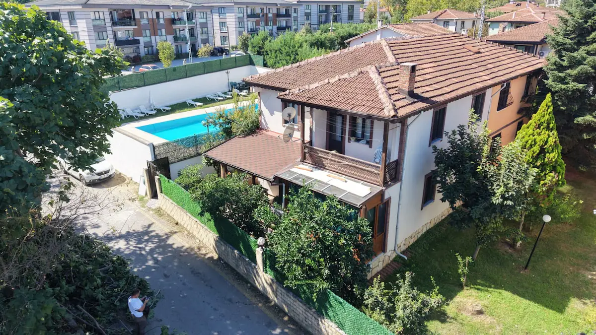 SAPANCA GAZİ PAŞA MAHALLESİ'NDE GÖLE YAKIN SİTE İÇERİSİNDE VİLLA