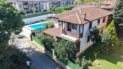 SAPANCA GAZİ PAŞA MAHALLESİ'NDE GÖLE YAKIN SİTE İÇERİSİNDE VİLLA