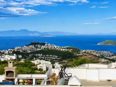 YALIKAVAK HOLIDAY GARDENS'DA EŞYALI, MANZARALI KIRALIK 2+1 DAİRE