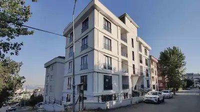BÜYÜKÇEKMECE HÜRRIYET MAH. GÜNEY CEPHESI SIFIR 3+1 BAHCE KATI