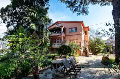 NK - BÜYÜKADA'DA DENİZ MANZARALI 1.188M² ARSA İÇİNDE 980M² 4 KATLI BİNA