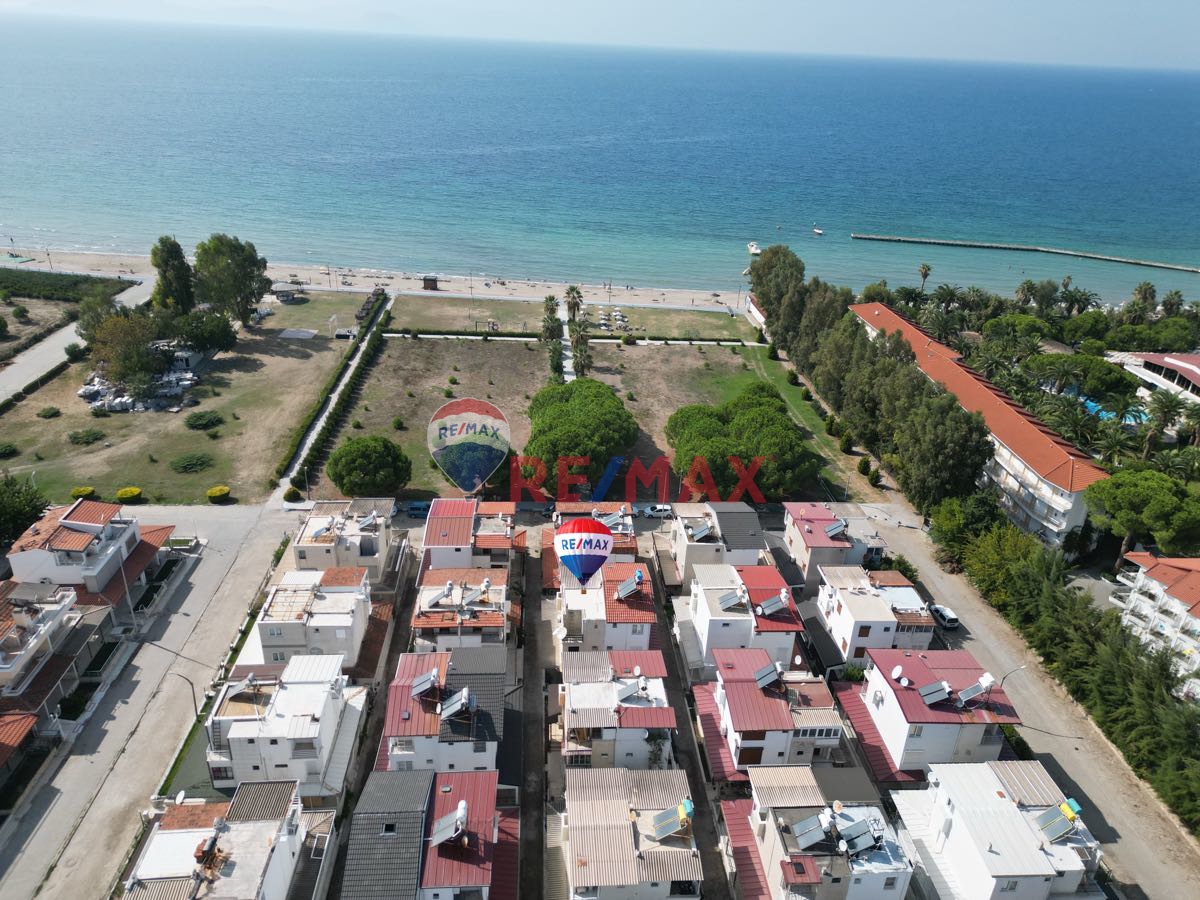 KARAOVADA DENİZE SIFIR SİTEDE EN ÖNDEN 3.SIRADA SATILIK 3+1 YAZLIK VİLLA