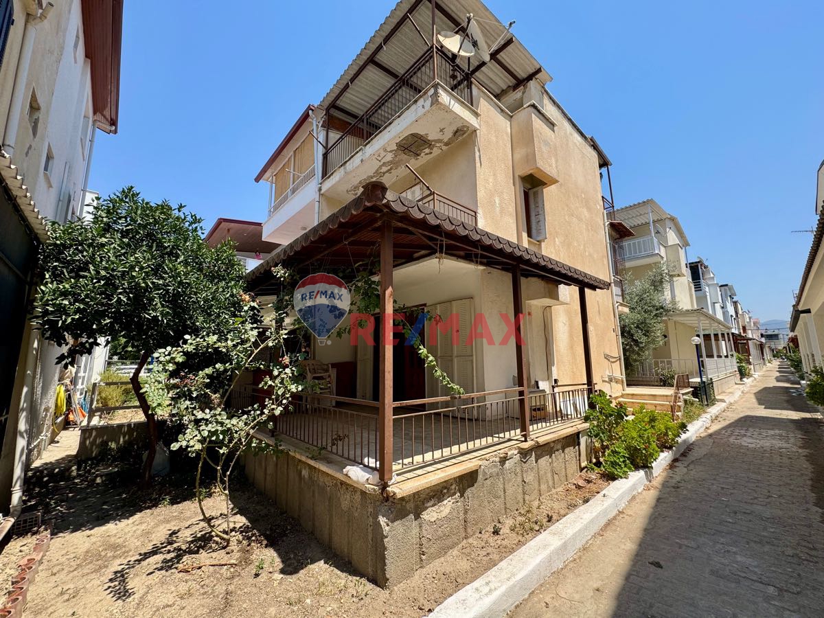 KARAOVADA DENİZE SIFIR SİTEDE EN ÖNDEN 3.SIRADA SATILIK 3+1 YAZLIK VİLLA