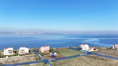 1ÇARDAK’TA DENIZE 50 M – VILLA İMARLI 360 M² KÖŞE ARSA
