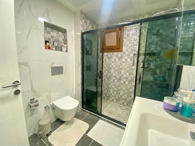 ATAŞEHIR MANOLYA 3'TE YENI TADILATLI GENIŞ TIP 3+1 FERAH DAIRE