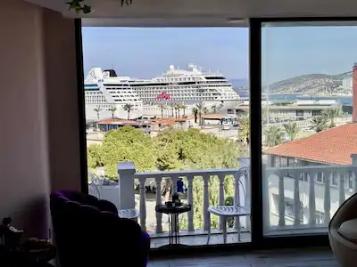 KUŞADASI LİMANI KARŞISINDA DENİZ MANZARALI OFİS