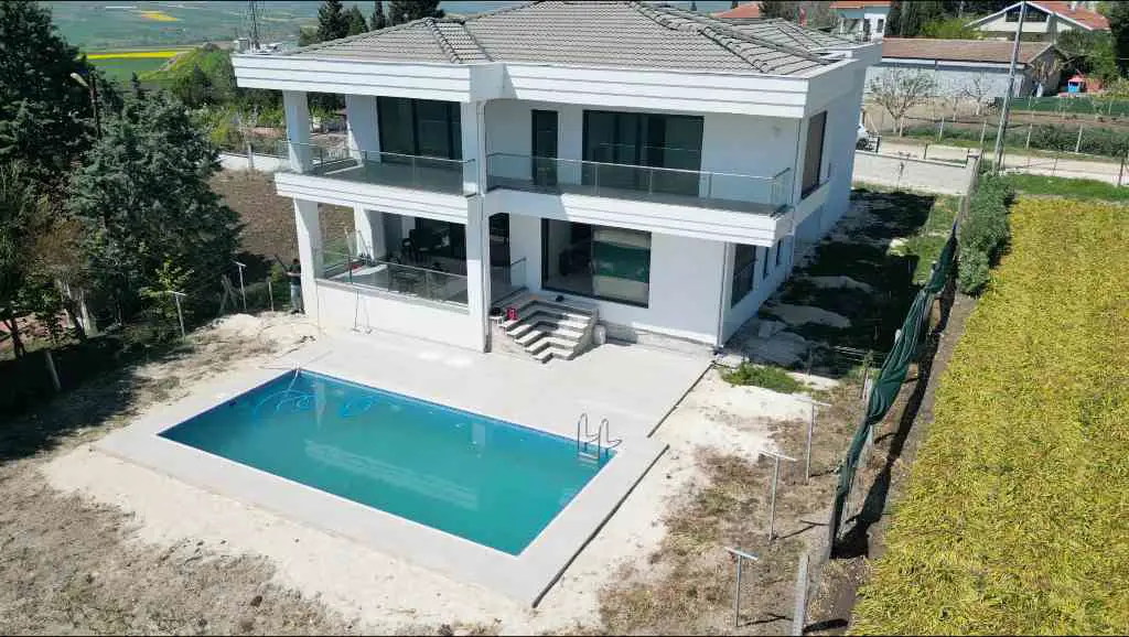 REMAX HEDEF GÖKHAN ASLANTAŞ'TAN SİLİVRİ ÇELTİK MAHALLESİNDE HAVUZLU VİLLA