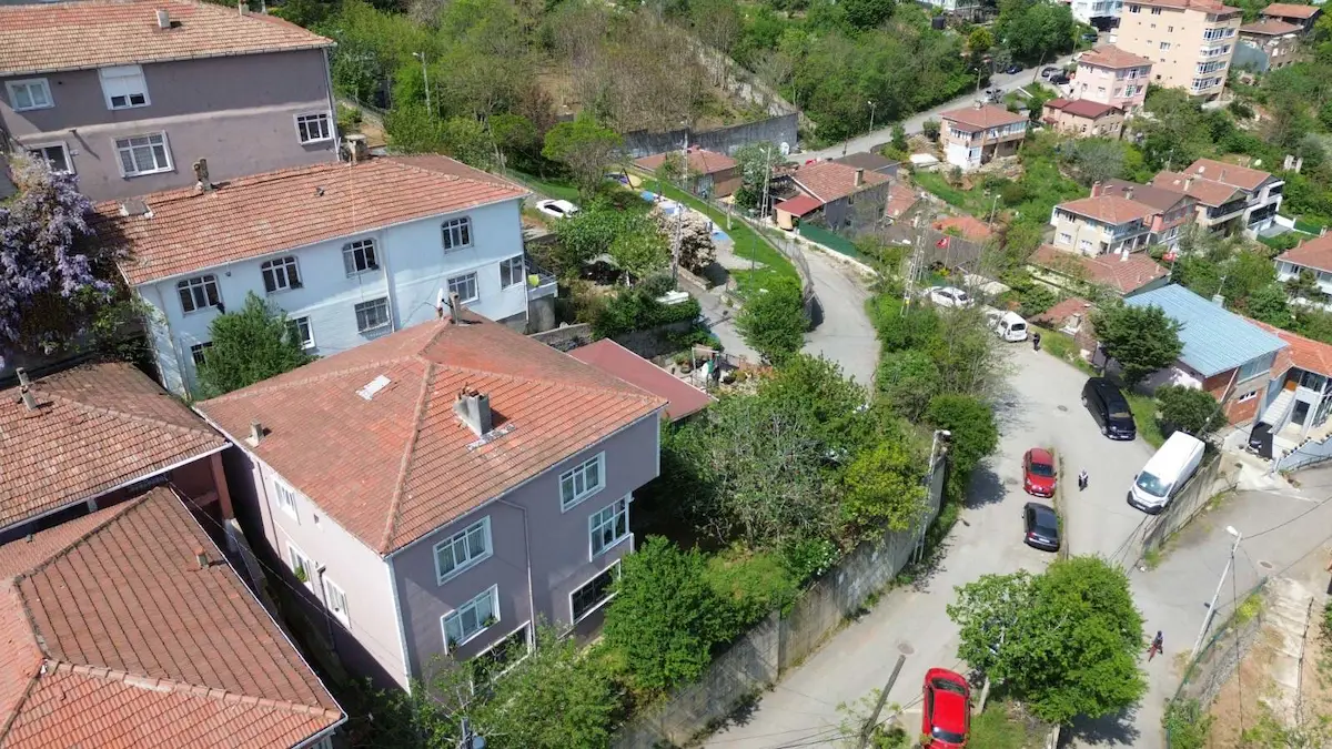 ÖNÜ KAPANMAZ, HARIKA MANZARALI IKI AYRI YAPI