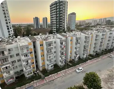 MERSİN MEZİTLİDE UYUM SİTESİNDE HAVUZLU EŞYALI SATILIK 3+1 DAİRE