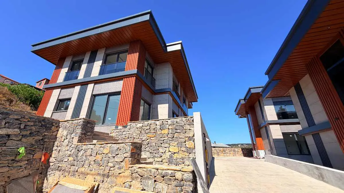 ŞEYDA YAVUZ'DAN YAVUZ SELIM MAHALLESINDE 200M² 5+1 SATILIK VILLA