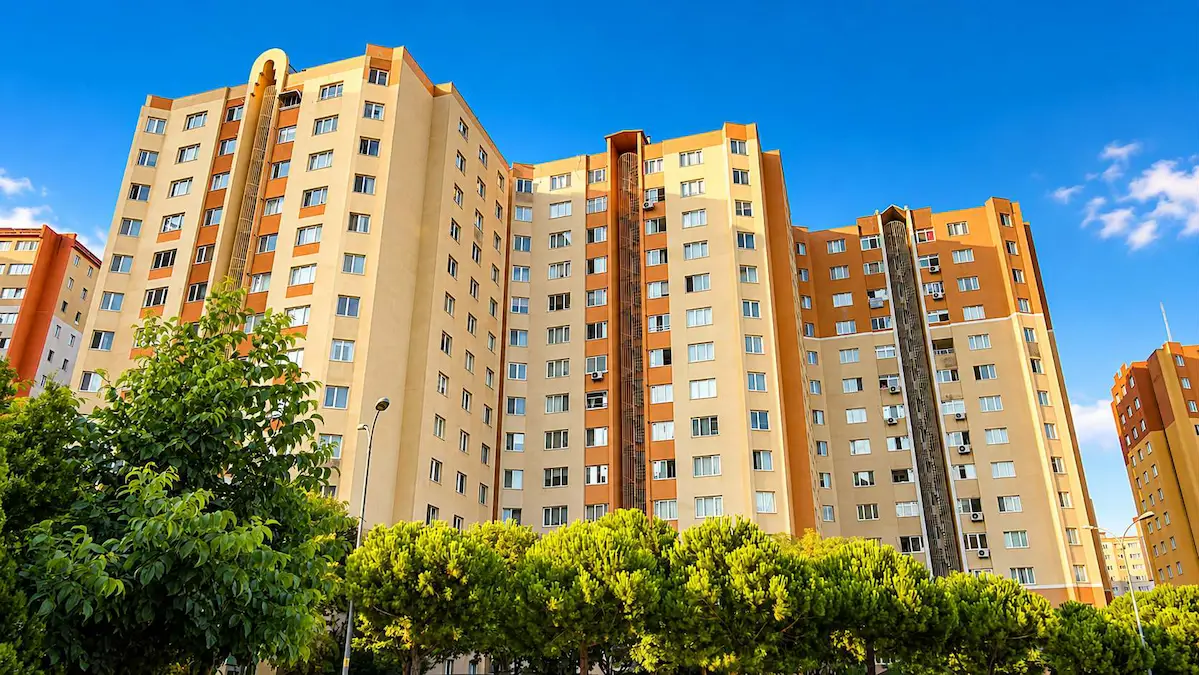 REMAX KAYA BEYLİKDÜZÜ BARIŞ MAHALLESİNDE METROBÜSE YAKIN SATILIK 3+1