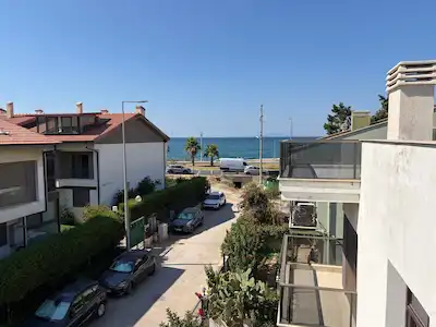 URLA ZEYTİNALANI’NDA MUHTEŞEM DENİZ MANZARALI 2+1 EŞYALI KİRALIK DENİZE PLAJA YAKIN
