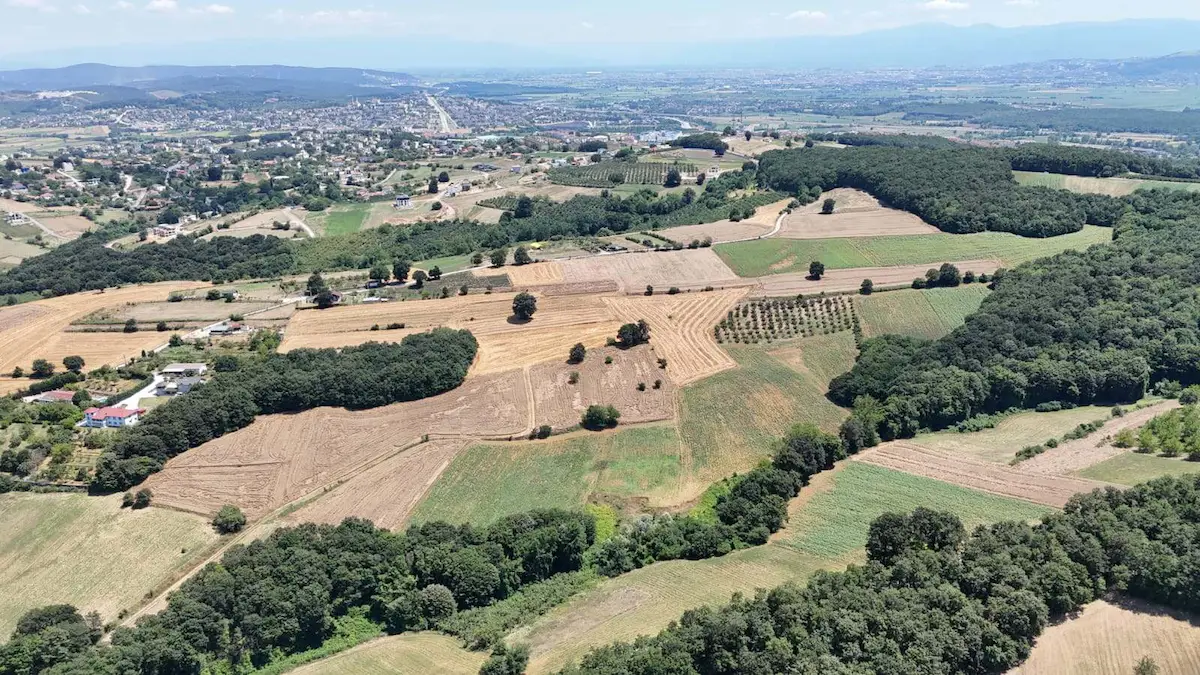 SAKARYA ADAPAZARI 15 TEMMUZ CAMİLİ’DE İMAR SINIRINA YAKIN SATILIK 7.754 M2 TARLA